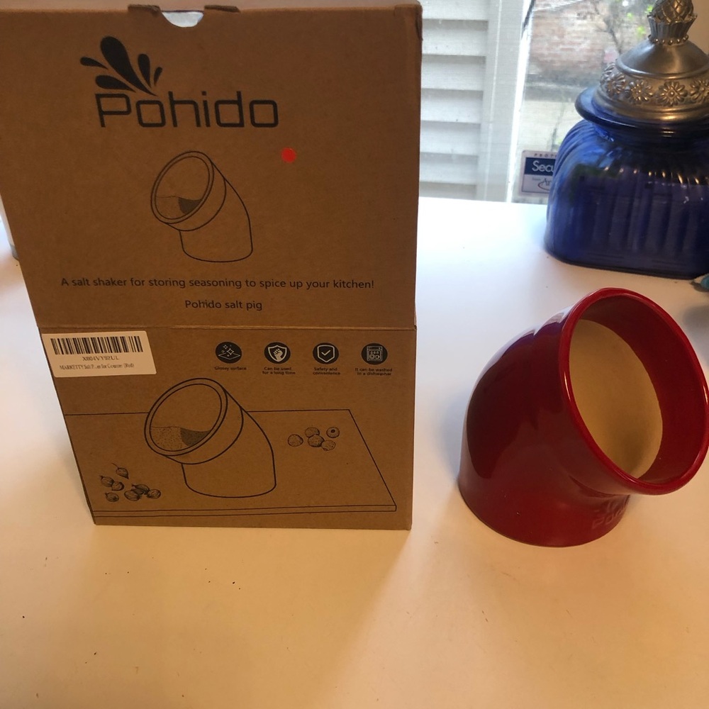 NIB POHIDO Salt shaker for storing seasoning –salt, pig